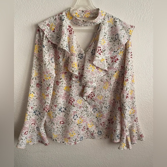 💥Very J  Ruffle Floral Print Bell Sleeve Blouse Multicolor M - Picture 2 of 9